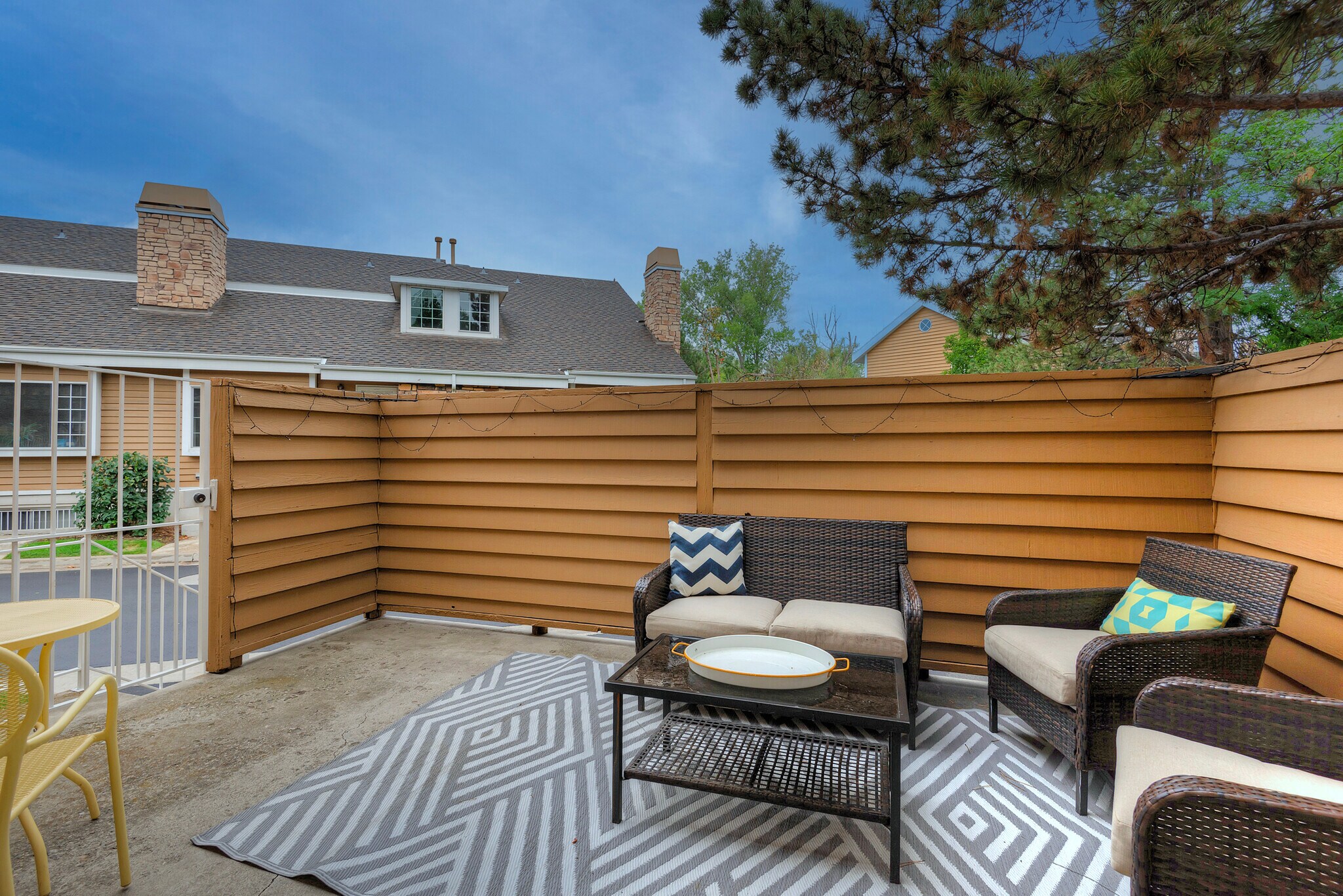 Building Photo - 830 E Pond View Way