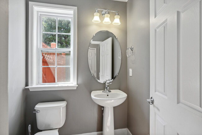 Building Photo - Beautiful townhouse in Westbury at Vinings...