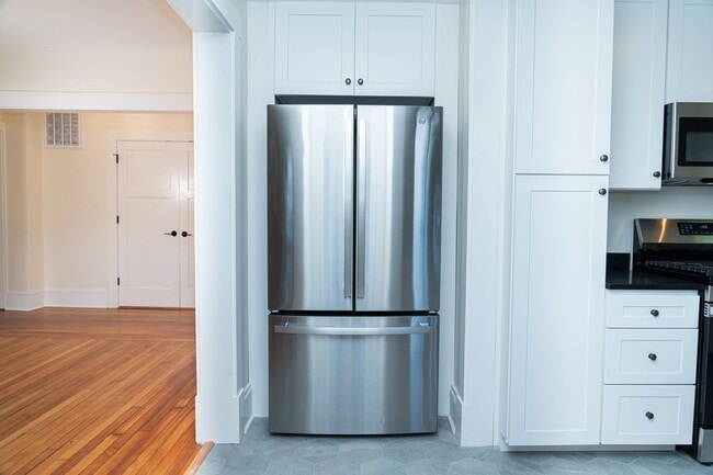 Building Photo - Large 4 Bedroom Home On Oakhurst Circle