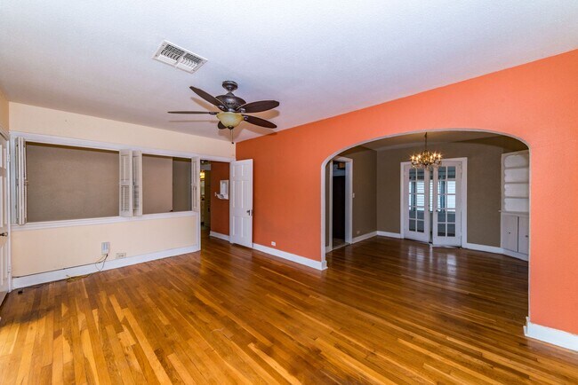 Building Photo - 2218 W Mistletoe Ave