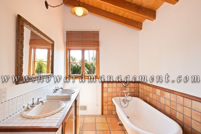 Building Photo - Stunning 5 Bedroom House in Santa Monica