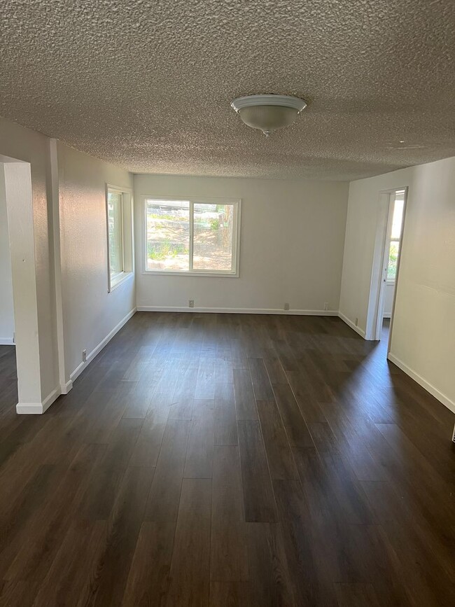 Building Photo - 3 Bedroom, 1 Bathroom Home