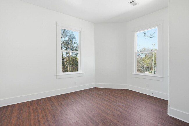 Building Photo - Beautiful Victorian Home for Lease in the Heart of Savannah