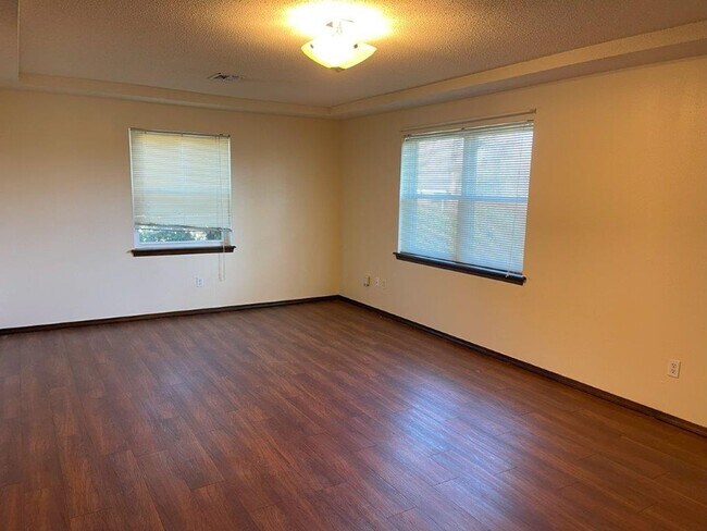 Building Photo - Beautiful 3 bed home for rent in Midwest C...