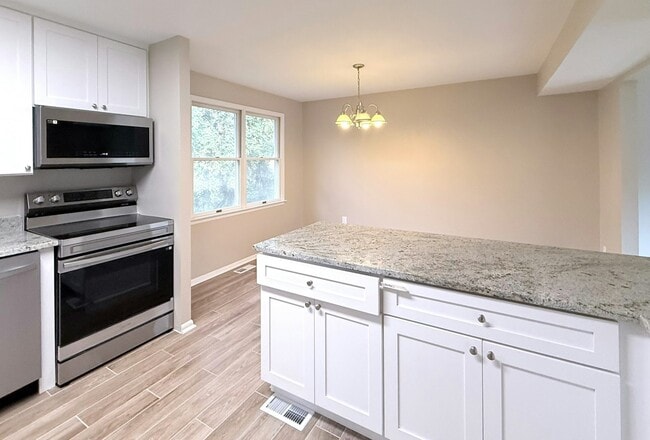 Building Photo - 9242 Woodcreek Ct