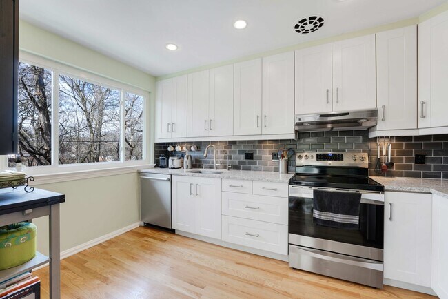 Building Photo - 5128 Linnean Terrace NW