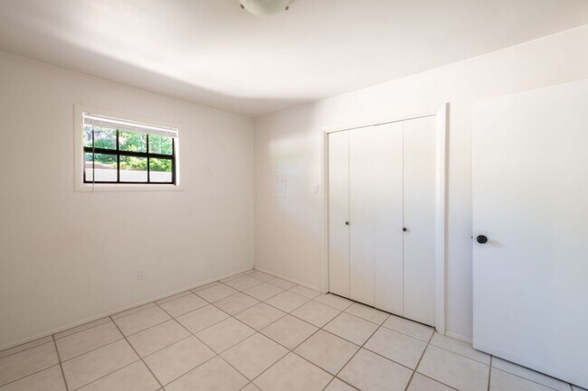 Building Photo - 516 Hillside Ave