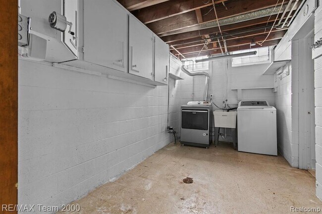 Building Photo - 25152 Fairway Dr