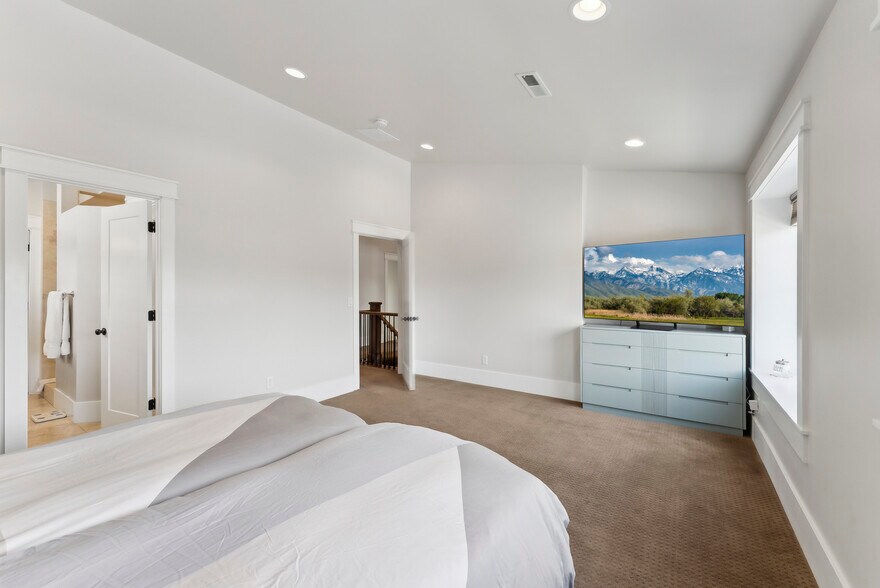 upstairs master suite - 1044 E Wood Ave