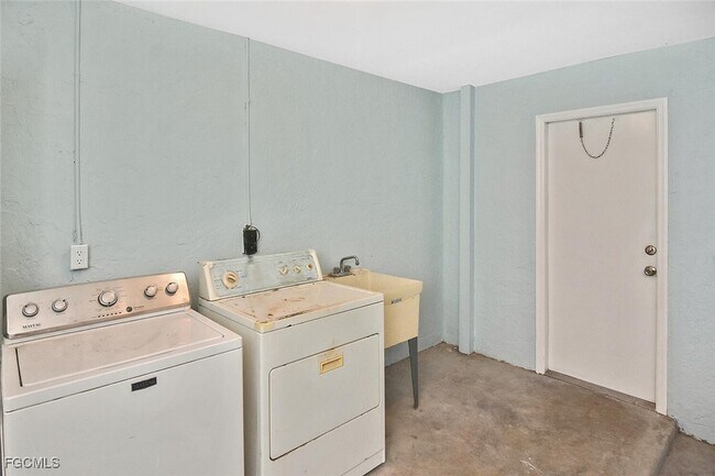 Building Photo - 1202 E 7th St