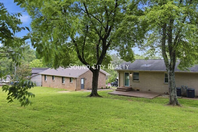 Building Photo - 923 Oak Vale Dr