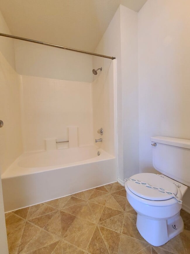 Building Photo - Two-Story 4-Bedroom Home in San Bernardino!