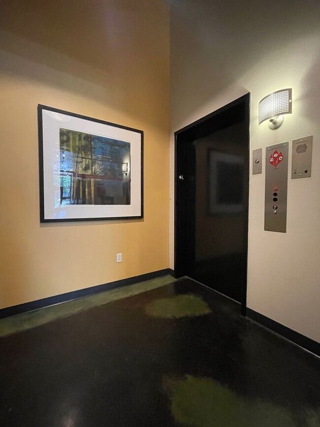 Building Photo - Cozy Urban 1BD/1BTH Condo for Lease in Belltown!