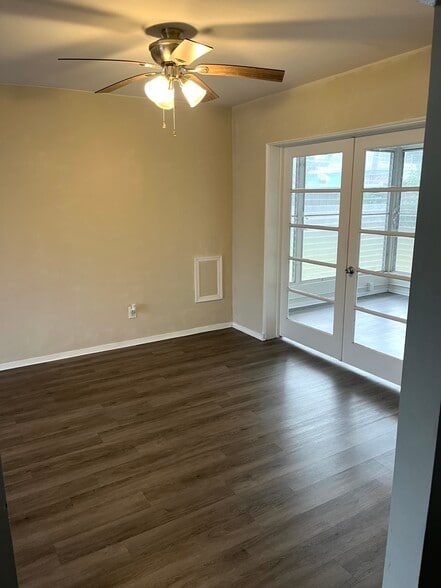Entrance to 3rd room - 1917 Ridgewood Dr