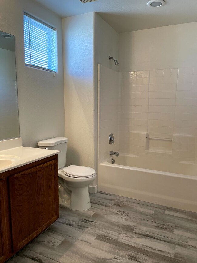 Building Photo - DARLING 3 BEDROOM, 2.5 BATH LOCATED IN GAT...