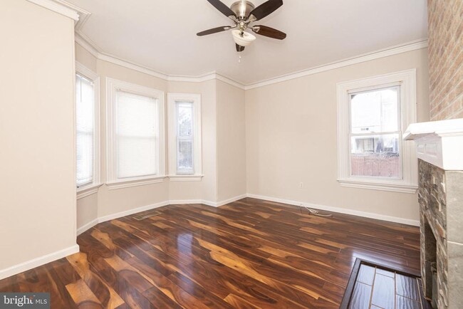 Building Photo - 724 E Locust Ave