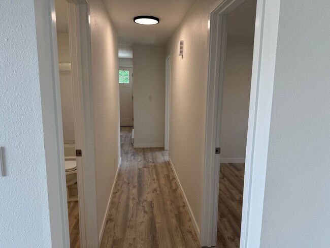 Building Photo - Newly Remodeled 2 Bedroom 1 Bathroom - Duplex