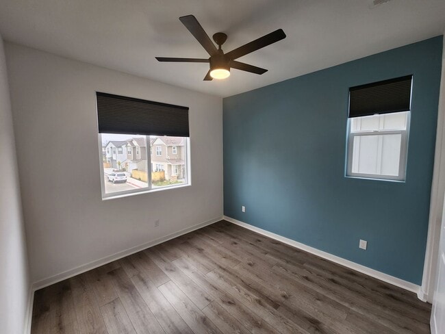 Building Photo - 3 bedroom 2.5 bath townhouse