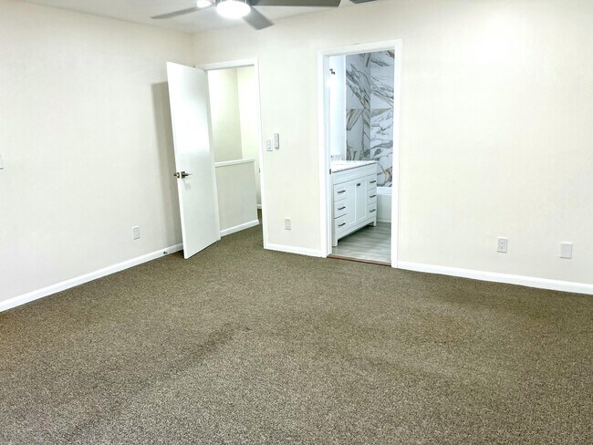 Building Photo - 102 Shoreview Dr