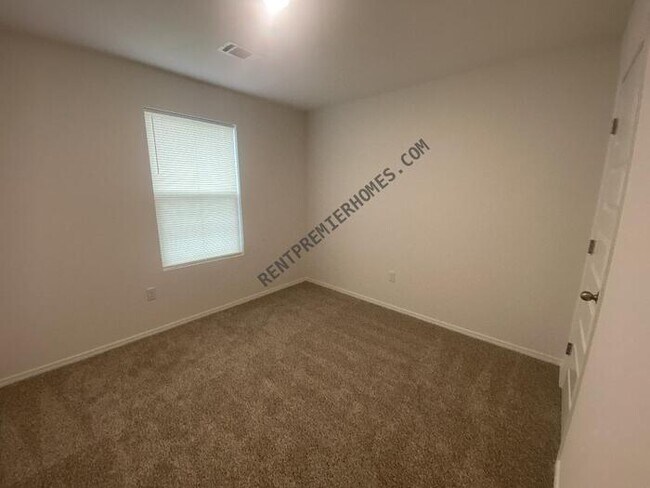 Building Photo - 11 Vineyard Dr