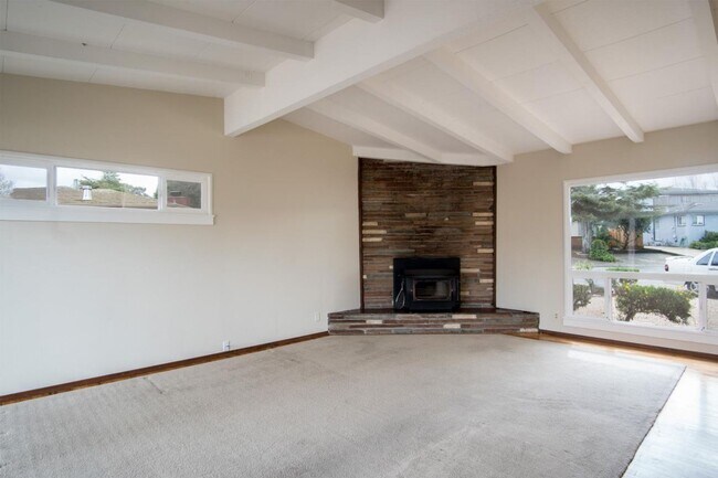Building Photo - Charming 3 Bedroom, 2 Bathroom Home in Quiet Seaside Cul-de-sac
