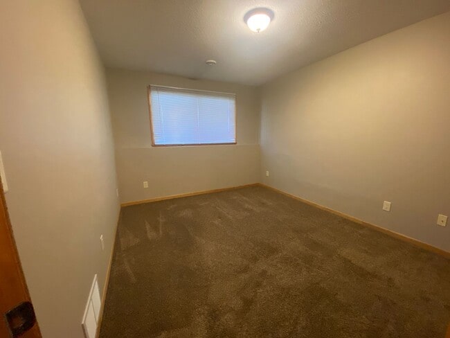 Building Photo - 3 Bedroom Townhome in South Fargo!!