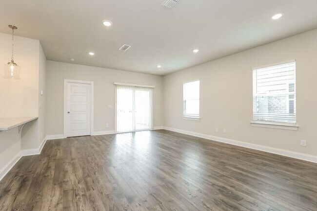 Building Photo - 2432 Elmcroft Ave