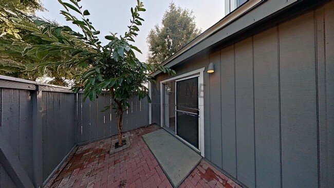 Building Photo - 2 Bedroom- Two Story - Updated Townhome in...