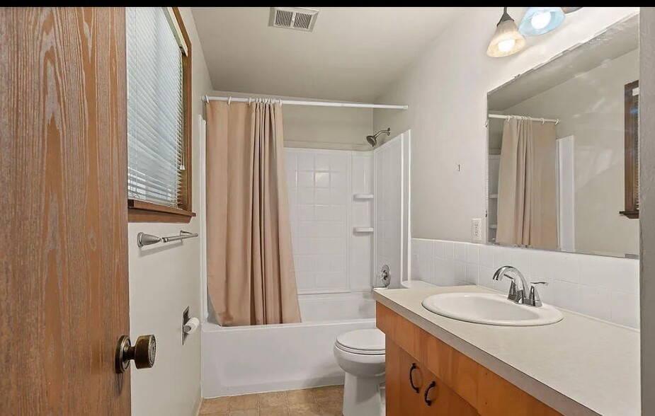 Building Photo - 206 N 72nd Ave