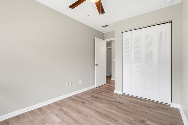 Building Photo - Beautiful Temple Terrace Townhome!