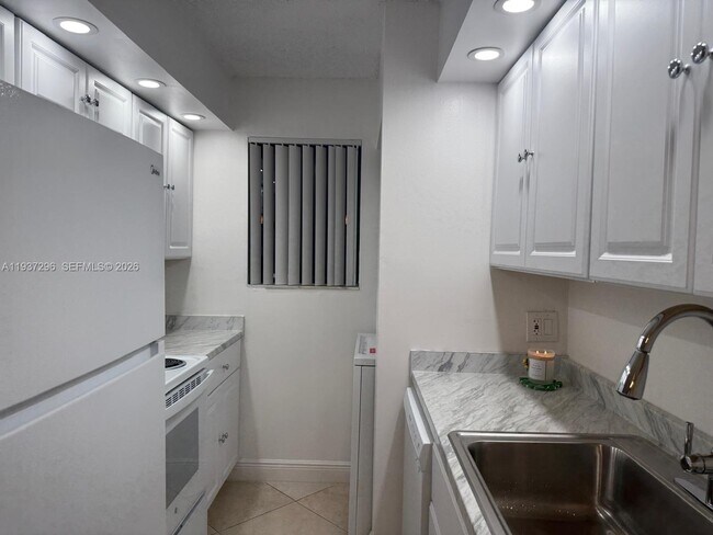 Building Photo - 523 Trace Cir