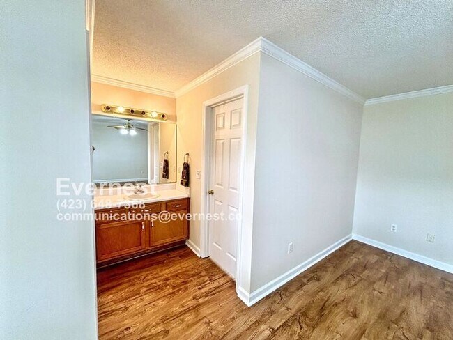 Building Photo - 3-Bedroom, 2-Bath Home with Modern Applian...