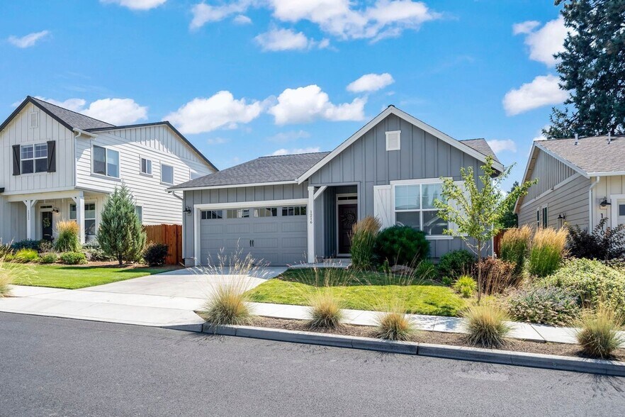 Building Photo - 1216 NE Hoover Loop