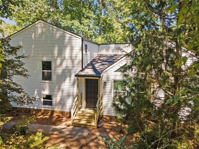 Building Photo - 4060 Oak Ferry Dr NE