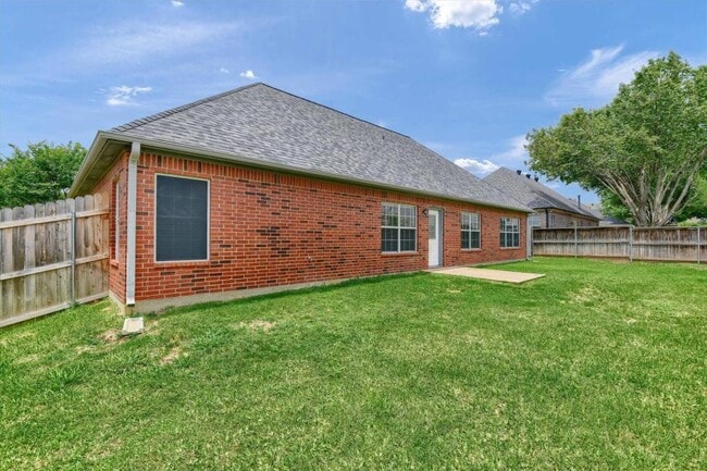 Building Photo - 629 Clay Ln