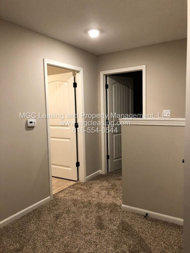 Building Photo - Enjoy Townhome Living w/ Unfinished Baseme...