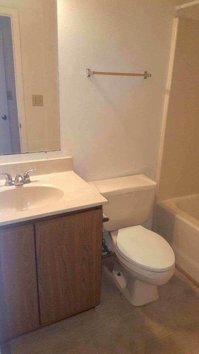 Building Photo - AWESOME 3 BED/2 BATH TOWNHOME W/OPEN FLOOR...