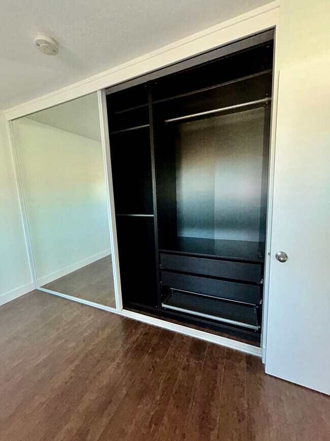 Building Photo - 1028w