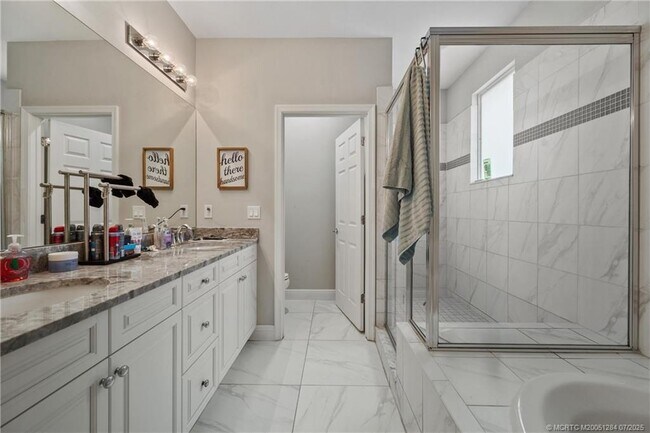 Building Photo - 1813 NW Cataluna Cir
