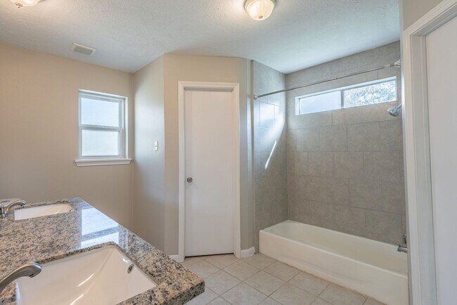 Building Photo - 4418 Lost Spring Dr