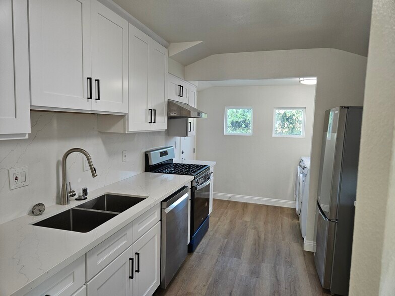 Building Photo - 2316 Elmgrove St