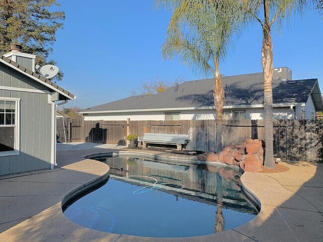 Building Photo - 7607 Harmony Oaks Way