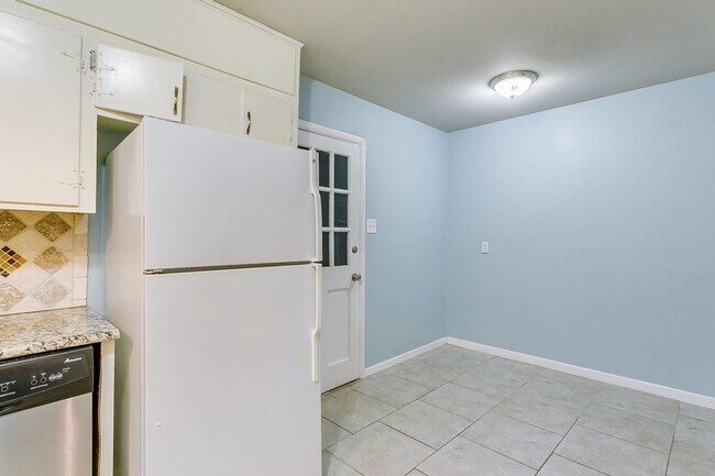 Building Photo - Ready for New Tenants- Large 3 bed, 2 bath...