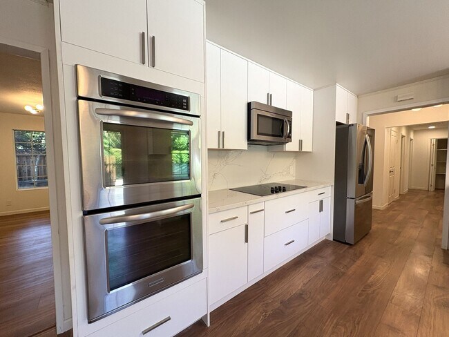 Building Photo - Stunning 4-Bedroom Home with Pool, Solar P...