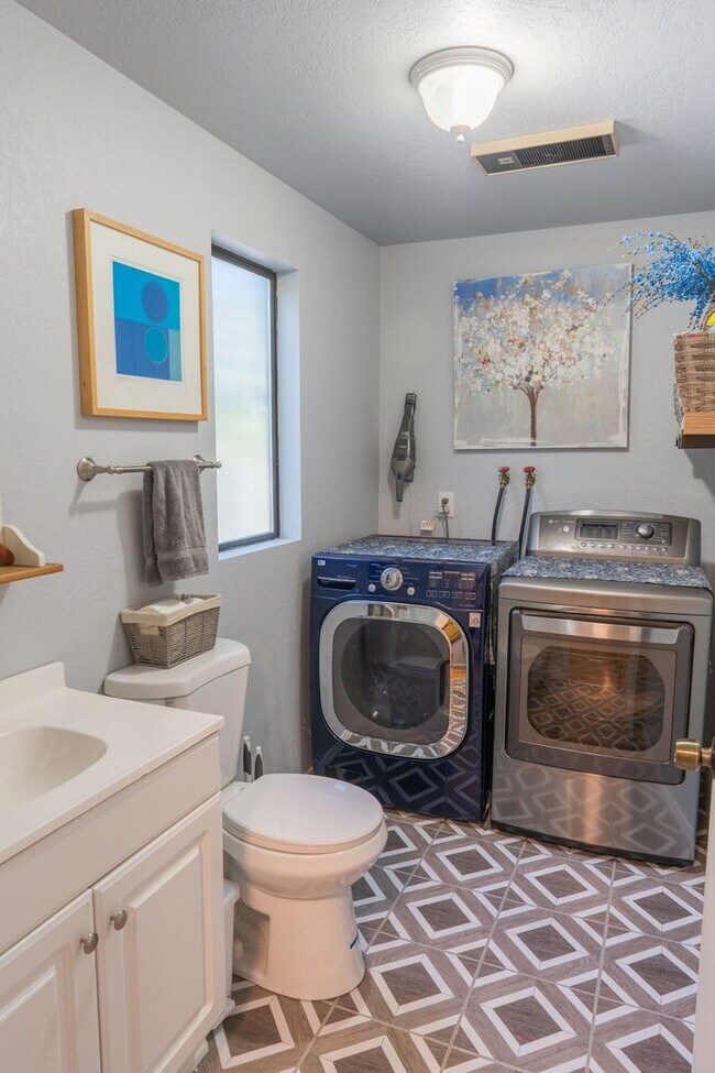 Building Photo - 2Bd/1.5Ba Shoreline Condo