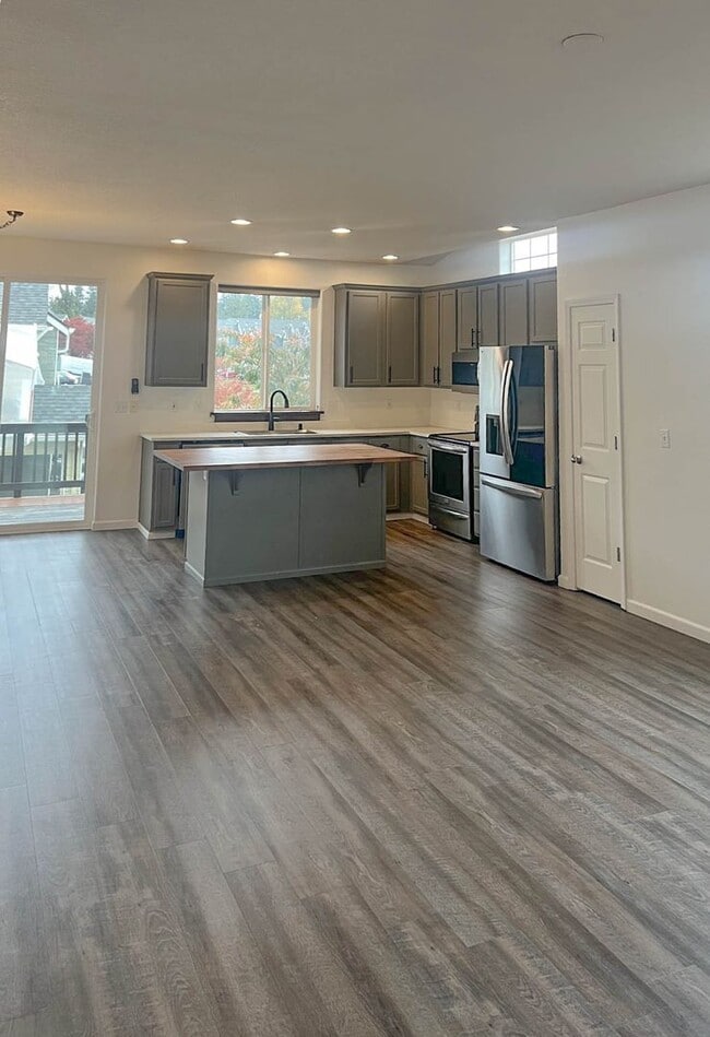 Building Photo - Beautiful West Linn Home in a Quiet, Desirable Neighborhood