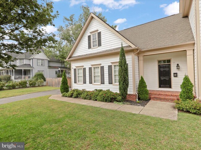 Building Photo - 904 Locust St