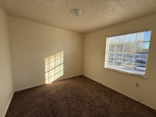 Building Photo - 1021 Pleasant Valley Ln