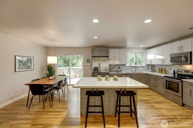 Building Photo - Stunning 4BR/2.5BA Home in Lake Forest Park ?