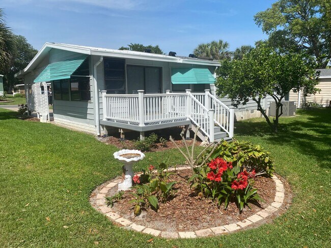 Building Photo - Beautiful 2 + 2, ANNUAL Lease In Orange Bl...